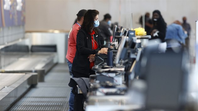 Zaměstnanci americké letecké společnosti Southwest Airlines odbavují pasažéry na letišti v Denveru. (13. května 2020)