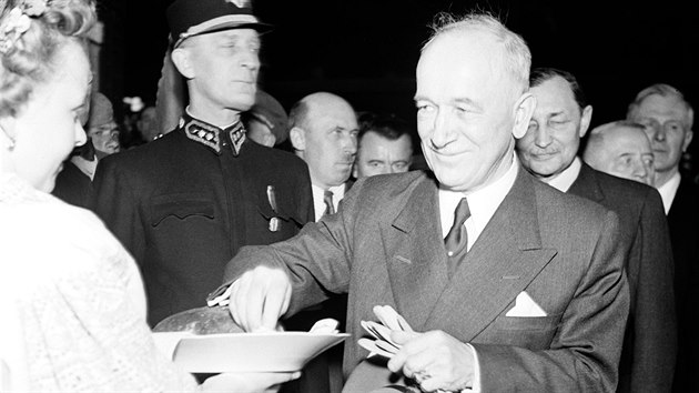 Po �esti letech str�ven�ch v britsk�m exilu se prezident Edvard Bene� vr�til zp�t do �eskoslovenska. P�iv�t�n byl tradi�n� chlebem a sol�. (16. kv�tna 1945)