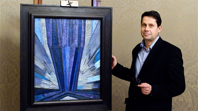 Galerista Vladimr Leke s olejem Frantika Kupky Tvar modr (1913), kter byl s cenou 57,5 milion korun nejdre prodanm dlem roku 2012.