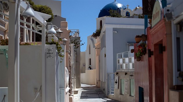 Prázdný řecký ostrov Santorini vyhlíží dobu, kdy do oblíbeného letoviska začnou opět proudit turisté. (8. května 2020)