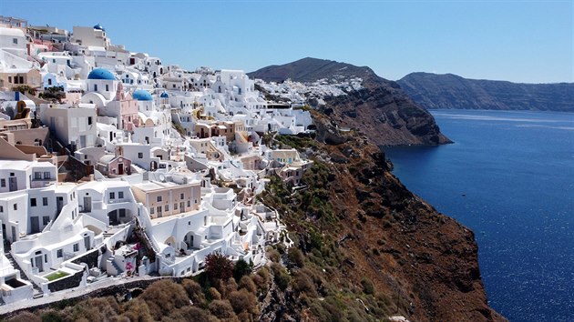 Prázdný řecký ostrov Santorini vyhlíží dobu, kdy do oblíbeného letoviska začnou opět proudit turisté. (8. května 2020)