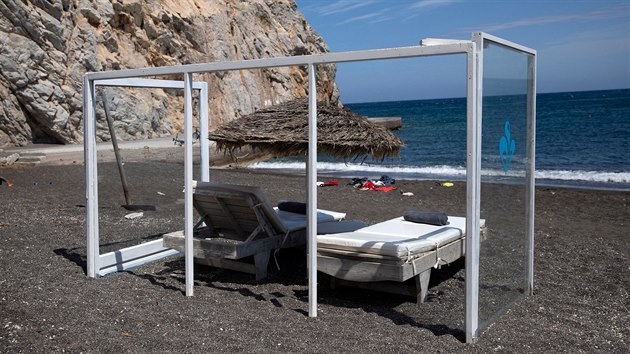 Plov lehtka na eckm ostrov Santorini nov obklopuj stny z plexiskla. (7. kvtna 2020)