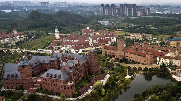 Číňané si postavili Český Krumlov společně s dalšími několika slavnými městy v komplexu firmy Huawei ve městě Tung-kua.