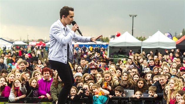 Rok 2017 a festival Utubering na pra�sk�m V�stavi�ti Let�any, kam p�i�lo p�es 10 tis�c lid�. Na sn�mku Petr Lexa z kapely Slza