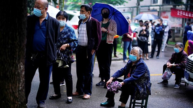 Čínští zdravotníci začali s plošným testováním obyvatel jedenáctimilionového Wu-chanu. (14. května 2020)
