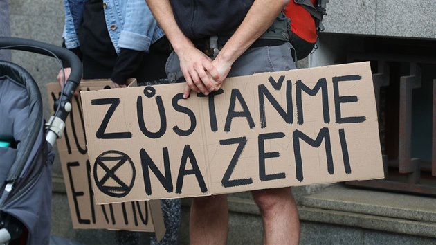 Demonstrace ped budovou ministerstva financ v Praze proti financovn leteckho prmyslu a roziovn kapacit Letit Vclava Havla. (14. kvtna 2020)