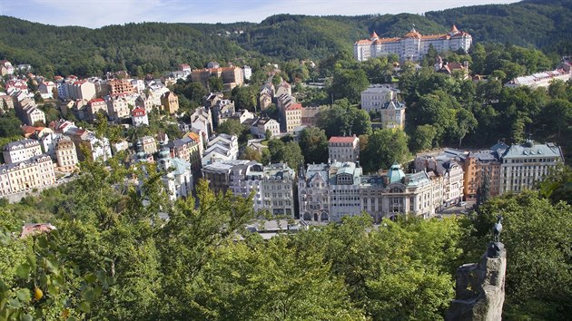 Karlovy Vary - Honosnou architekturu usazenou do zelench svah si lze oblbit velmi jednodue.
Kolondy, prameny, altny. Mezi atrakce
lzeskho msta pat i vyhldky, rozhledny, lanovky, lesn promendy a vletn restaurace, muzea a vstavy.