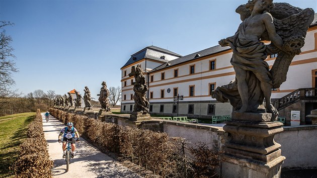 Z parkovit v obci Kuks pjdete k hospitlu asi 15 minut.