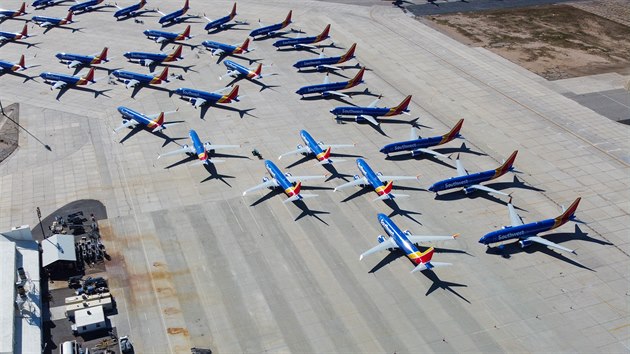 Letadla společnosti Southwest Airlines uzemněná na letišti Southern California Logistics Airport ve Victorville. (duben - květen 2020)