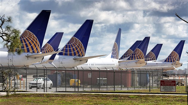 Letadla spolenosti United Airlines uzemnn na letiti v Orlandu. (duben - kvten 2020)
