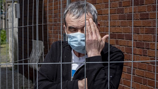 Pracovnk z Rumunska stoj za plotem na ubytovn, kter byla dna do karantny kvli koronaviru. Migranti z vchodn Evropy pracuj na jatkch v nmeckm mst Coesfeld, kde vce jak 200 lid mlo pozitivn testy na koronavirus. (12. kvtna 2020)