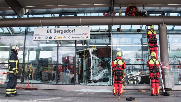 Hasii vyprouj autobus, kter vrazil do ndran haly v Hamburgu a zstal viset nad eskaltory. Pi nehod byli dva lid zrann. (13. dubna 2020)