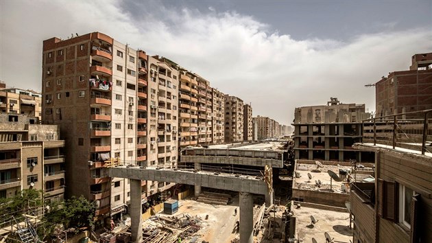 Stavba mostu v těsné blízkosti obytných domů pobouřila obyvatele egyptské Gízy. (14. května 2020)
