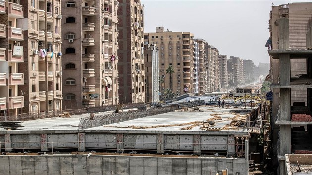 Stavba mostu v těsné blízkosti obytných domů pobouřila obyvatele egyptské Gízy. (14. května 2020)
