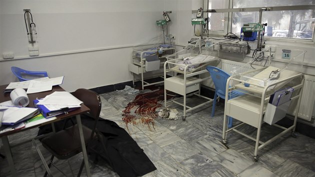 Krev na podlaze porodnice v Kábulu, kterou napadli neznámí útočníci. Masakr nepřežilo 24 lidí, mezi mrtvými jsou i dva novorozenci. (12. března 2020)