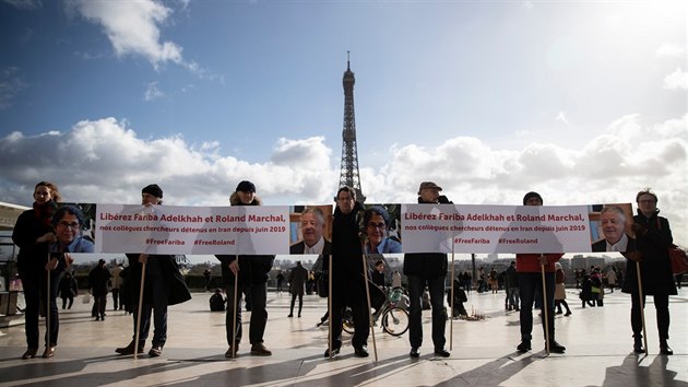 Protestující před Eiffelovou věží žádají propuštění francouzských akademiků Rolanda Marchala a Faribu Adelkhahovou, zadržených v Íránu. Země je obviňuje z ohrožení národní bezpečnosti. (11. února 2020)