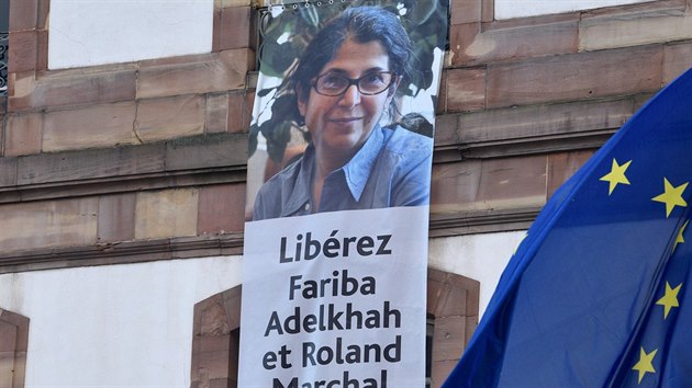 Plakát na radnici ve Štrasburku žádající propuštění francouzsko-íranské akademičky  Fariby Adelkhahové z Íránu, kde čelí obvinění z ohrožení národní bezpečnosti. (20. února 2020)