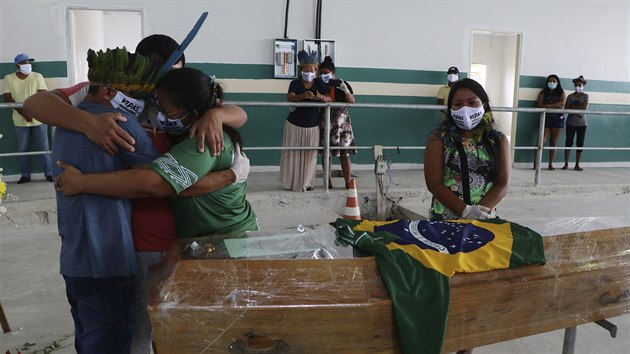Brazilt indini oplakvaj smrt svho nelnka, kter zemel na covid-19. (15. kvtna 2020)