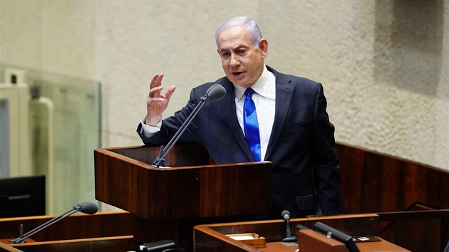 Izraelsk premir Benjamin Netanjahu v parlamentu pedstavil novou vldu, kterou sestavil po dohod s politickm rivalem Bennym Gancem. (17. kvtna 2020)