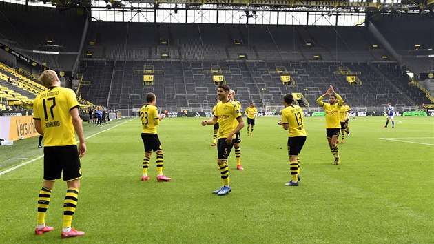 OSLAVA S ROZESTUPY. Fotbalist Dortmundu se raduj z prvnho glu po koronavirov pauze. PRoti Schalke ho vstelil Erling Braut Haaland.