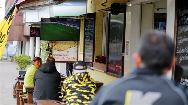 Fanouci sleduj utkn Borussie proti Schalke na zahrdce jedn z hospod v Dortmundu.