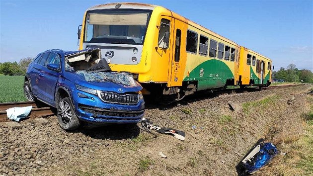 Nehoda motorového vlaku s osobním automobilem na železničním přejezdu u Horních Tošanovic na Frýdecko-Místecku. (16. května 2020)