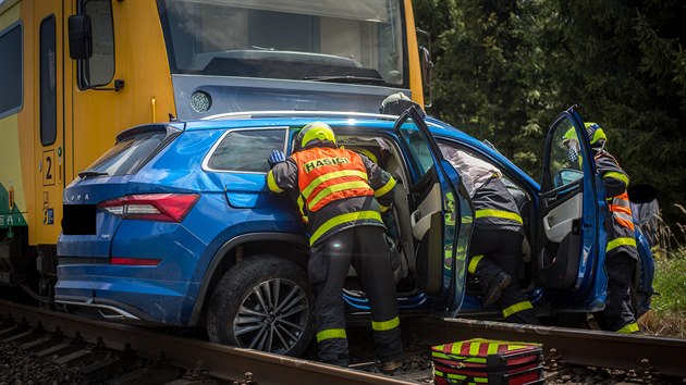 Železniční nehoda motorového vlaku a osobního auta na přejezdu u Horních Tošanovic na Frýdecko-Místecku. (16. května 2020)