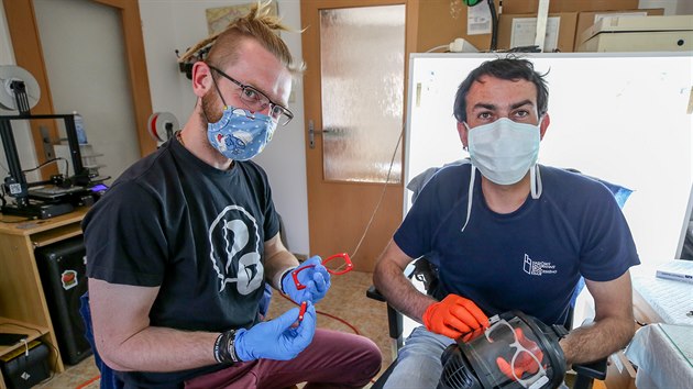Zdravotník Pavel Mládek (vlevo) a hasič Václav Dvořák vyrábějí doma obroučky brýlí do masek.