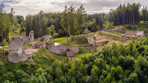 Mezi hrady na Malši patří i Pořešín, kde v létě chystají workshop o tesařství.