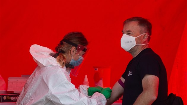 Zástupci profesních skupin z řad hasičů, zdravotníků, policistů nebo řidičů podstoupili ve Strakonicích a Písku testy na koronavirus.