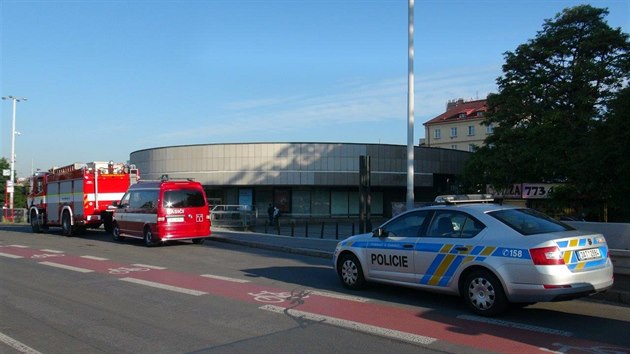 Ve stanici metra Strašnická spadla ve středu ráno do kolejiště třiadvacetiletá žena. (13. května 2020)
