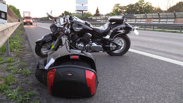 Na dálnici D5 na 26. kilometru ve směru na Prahu se v sobotu odpoledne srazilo osobní auto s motorkou. (16. května 2020)