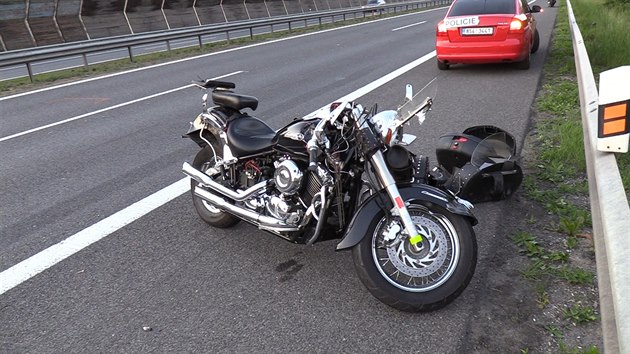 Na dálnici D5 na 26. kilometru ve směru na Prahu se v sobotu odpoledne srazilo osobní auto s motorkou. (16. května 2020)