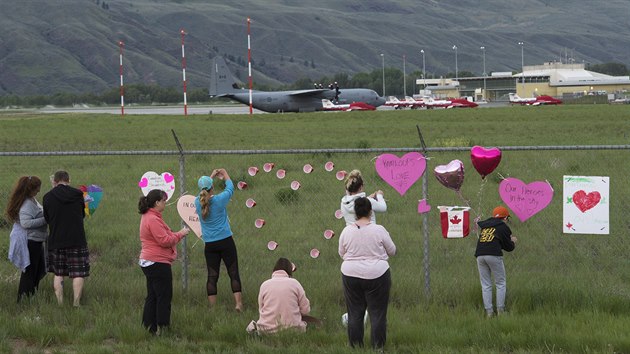 Na zpad Kanady havaroval v nedli letoun akrobatick skupiny kanadskho letectva. Obyvatel msta pipevuj na plot letit vzkazy. (17. kvtna 2020)
