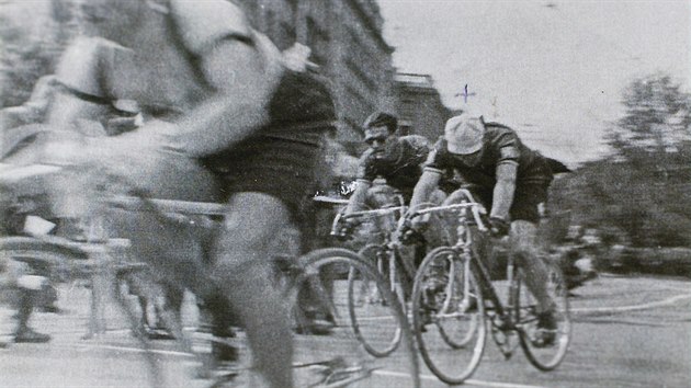 Dojezd 2. etapy prvnho Zvodu mru v roce 1948 zavedl jezdce do centra Brna. Vlastimil Barto finiuje se sklopenou hlavou, kkem si sm sebe na dobov fotografii oznail.