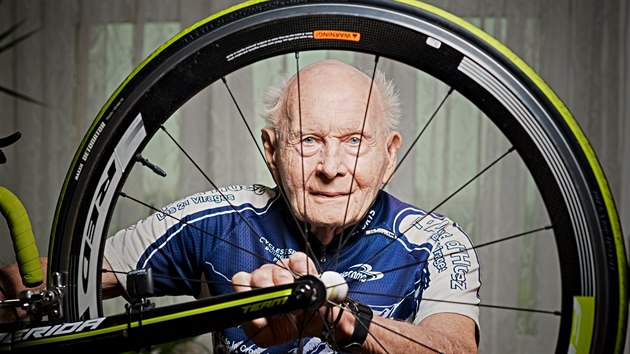 Cyklista Vlastimil Barto se v roce 1948 zastnil premirovho Zvodu mru. Na kole tento nezdoln vetern jezd dodnes, kdy je mu ctyhodnch 95 let.
