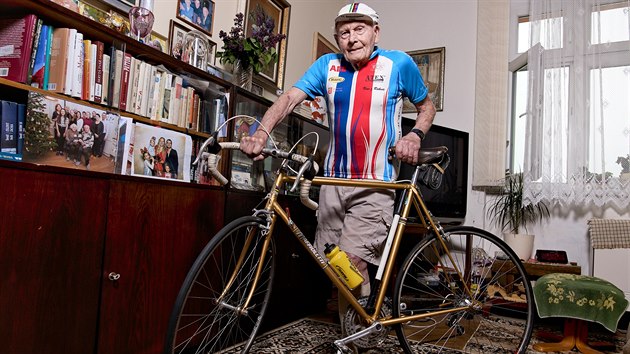 Vlastimil Barto se zastnil prvnho Zvodu mru v roce 1948, celkov na nm skonil patnct. Na kole jezd i v 95 letech.