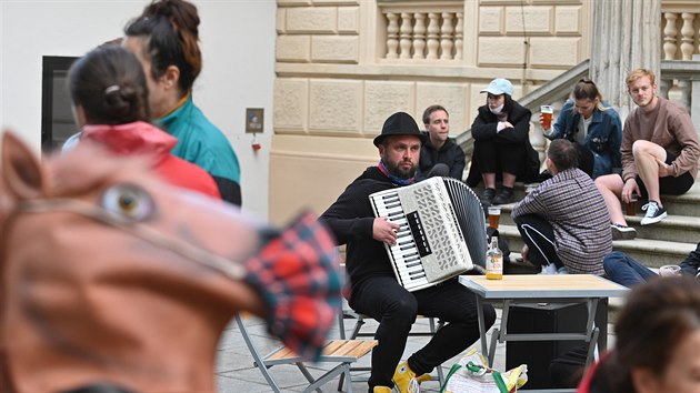 Moravsk galerie v Brn zahjila sezonn projekt Beer is here. Na ndvo Prakova palce vznikl funkn vep, kter pipomn hospodu jako tvr prostor a toit umlc. Podobn scny najdou lid podle pln radnch po celm mst.