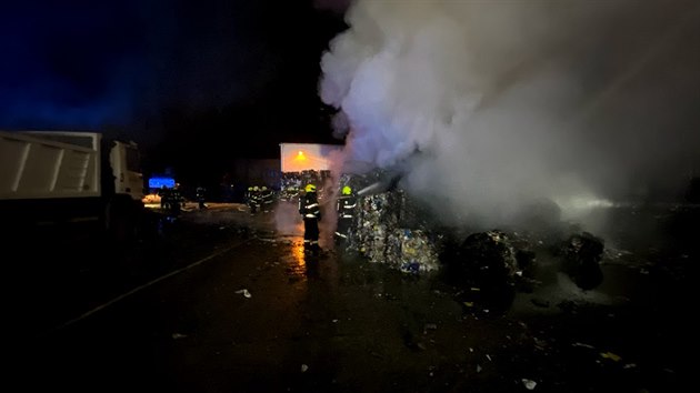 Hasiči v Praze 15 v noci likvidovali požár odpadu v kovošrotu v ulici Ke Kablu. Plameny ohrožovaly i přilehlou halu a cisternu s naftou, kterou se hasičům podařilo ochladit a uchránit. (10. května 2020).