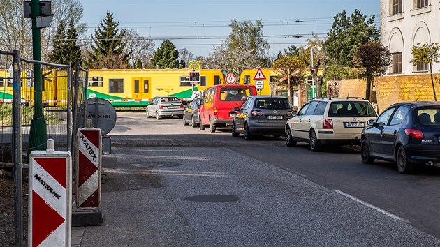 Na elezninm pejezdu v Chlumci nad Cidlinou se asto tvo kolony a idii nemohou projet k mstnmu ndra. (15. 4. 2020)