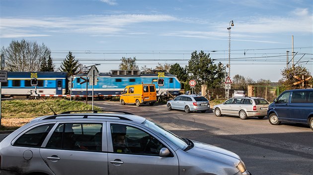 Na železničním přejezdu v Chlumci nad Cidlinou se často tvoří kolony a řidiči nemohou projet k místnímu nádraží. (15. 4. 2020)