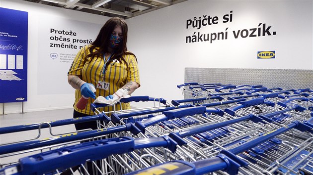 Obchodní dům IKEA v Praze na Černém Mostě se  po uvolnění vládních opatření proti koronaviru opět otevřel zákazníkům. Nadále je ovšem potřeba dodržovat přísnější hygienická opatření, včetně dezinfekce rukou, zároveň IKEA reguluje počet současně nakupujících zákazníků. (11. května 2020)