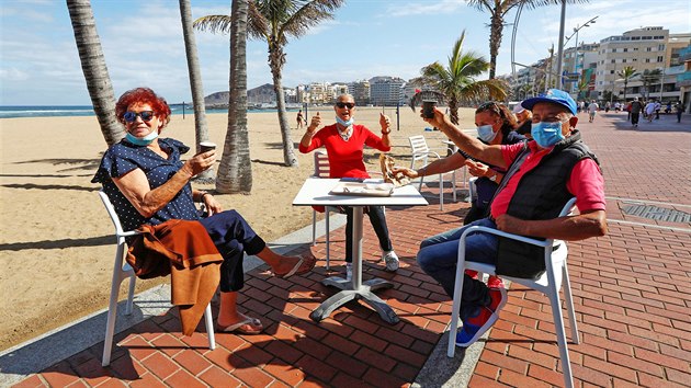 Italt turist oslavuj na pli Las Canteras. (11. kvtna 2020)