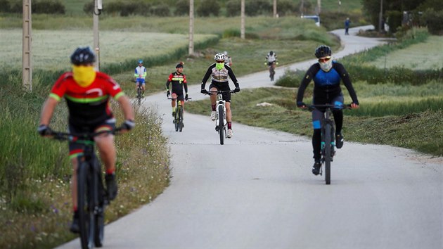 Cyklist na stezce ve panlskm mst Ronda (11. kvtna 2020)