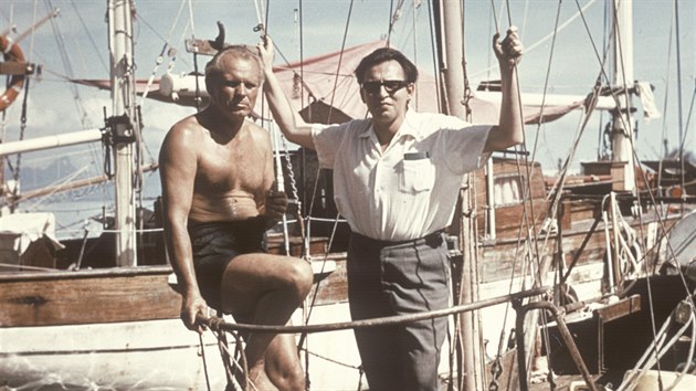 esk spisovatel a cestovatel Miloslav Stingl na lodi s polskm cestovatelem Leonidem Teligou na Tahiti.