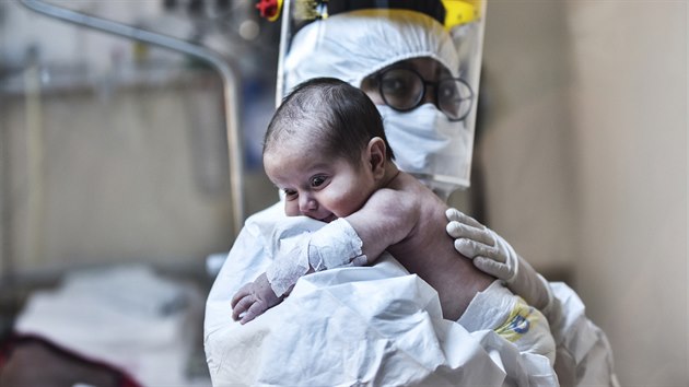 Zdravotní sestra s miminkem infikovaným koronavirem v istanbulské nemocnici. (11. května 2020)