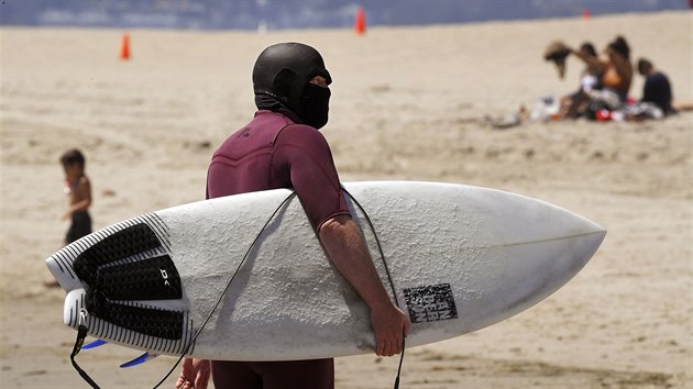 Surfa v ochrann kukle na losangelsk Venice Beach (14. kvtna 2020)