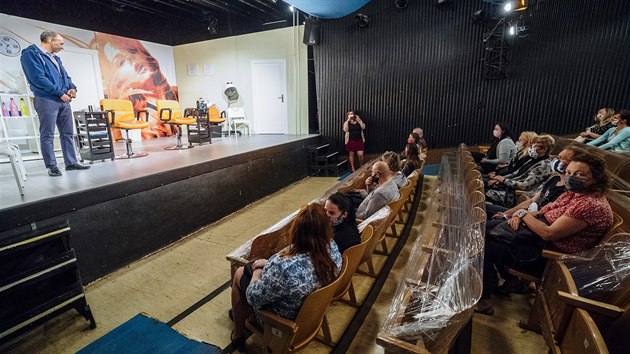 Divadlo A. Dvoka v Pbrami odehrlo pedstaven po koronakrizi Na hru Splaen nky pilo nakonec 48 platcch. (13. kvtna 2020)