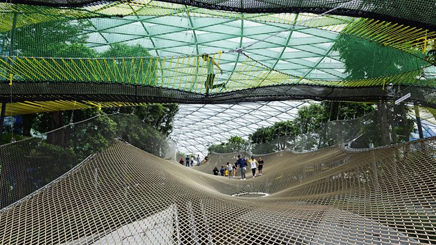 Absolutním vítězem hlasování se poosmé v řadě stalo letiště Changi v Singapuru. Jeho největší pýchou je budova zvaná Jewel, která vypadá jako obrovský skleník botanické zahrady. Uvnitř najdete nejen umělou džungli, ale také nádherný kruhový vodopád.