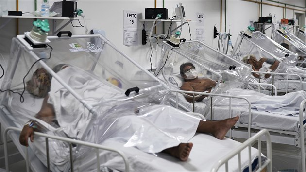 Pacienti s onemocnnm covid-19 v poln nemocnici Gilberto Novaes v Manausu v Brazlii. (19. kvtna 2020)